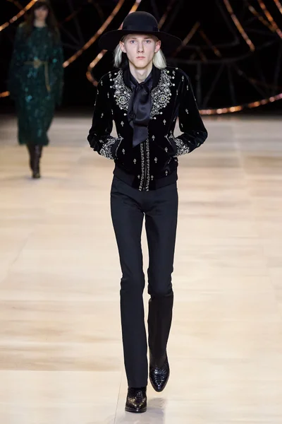 Look 100